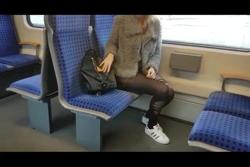 Vor der S****e!!! S-Bahn Quicky F**k von Lisa-S**k