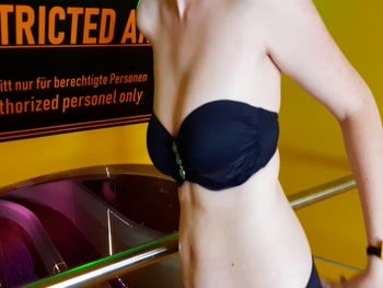 MEGAKRANK Mitten SCHWIMMBAD S*****z an der Rutsche klargemacht???