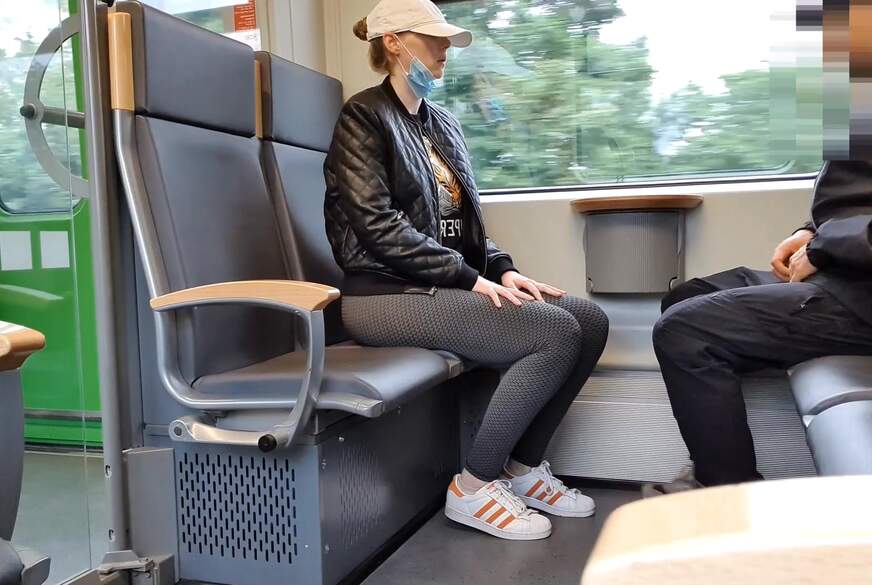 Megakrank..s*****z mitten in der S-Bahn zum explodieren gebracht von Lisa-s**k pic1