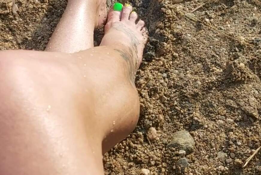 Lady_Phantasia: Füße von Lady Phantasia in neon grün