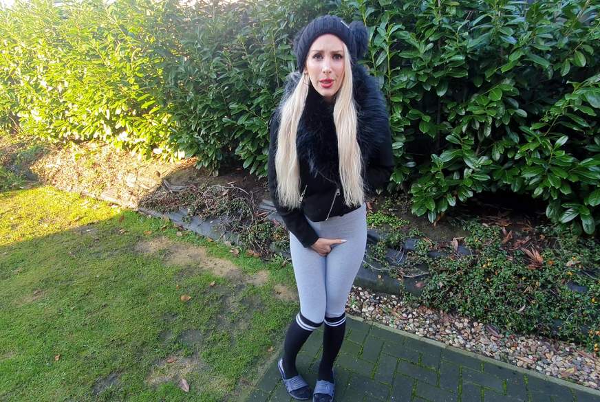 Ausgesperrt und eing*****t in die Leggins von StellaCinderella