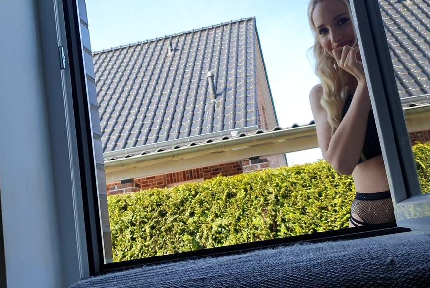 Spannerin klettert ins Haus und reitet den S*****z ab dirty von StellaCinderella