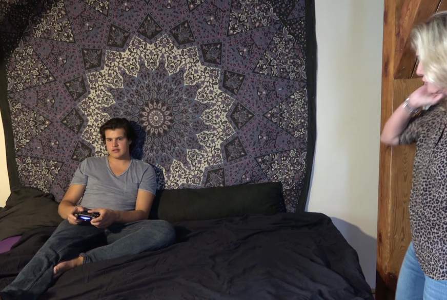 DesireeLick: 18 Jährigen Stiefs**n verführt