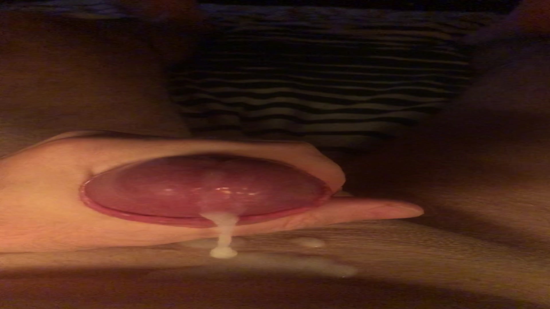 Sehr spritzig Ich liebe es wenn er in meiner Hand zu pulsieren beginnt und ich genau spüre, wie er immer dicker und praller wird kurz bevor er die ganze heiße Sahne heraus spritzt...! Aber schau selbst und lass mich wissen wie es Dir gefallen hat, gern kannst Du mir auch Wünsche für mein nächstes Video nennen, wer weiß, vielleicht setze ich sie ja dann um.