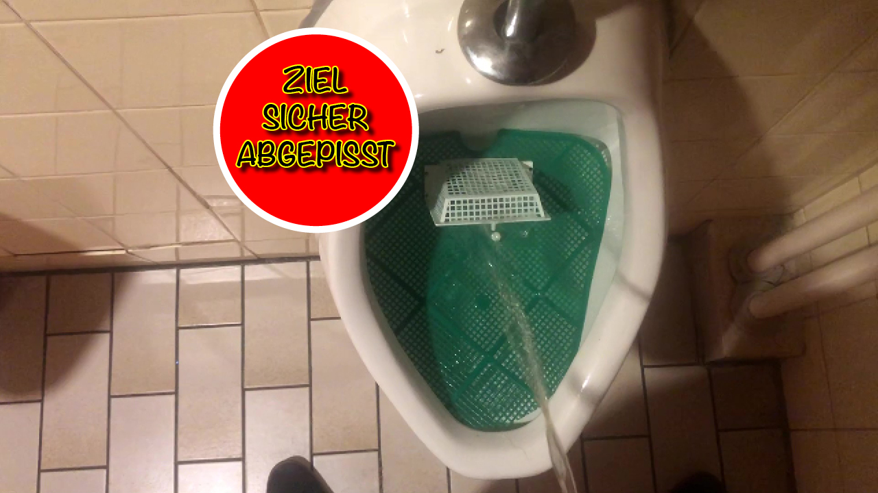 Zielsicher ins Tor gepisst Wie Du wunderbar sehen kannst, bin ich sehr zielsicher mit meinem harten Piss-Strahl. Perfekt also dafür geeignet, dass Du Dich vor mich platzieren und Deinen Mund weit für mich öffnen kannst. Oder ich ergieße den warmen Natur-Sekt über Deinen ganzen Körper. Egal wie Du es magst, ich werde ganz sicher ins Ziel treffen!