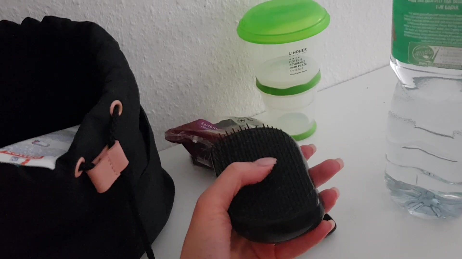 Schau mir zu wie ich es mir schön mit der Haarbürste von meiner WG-Mitbewohnerin besorge.
*komplett nackt
*mit perspektiven Wechseln
*Nippel-und Intimpiercings