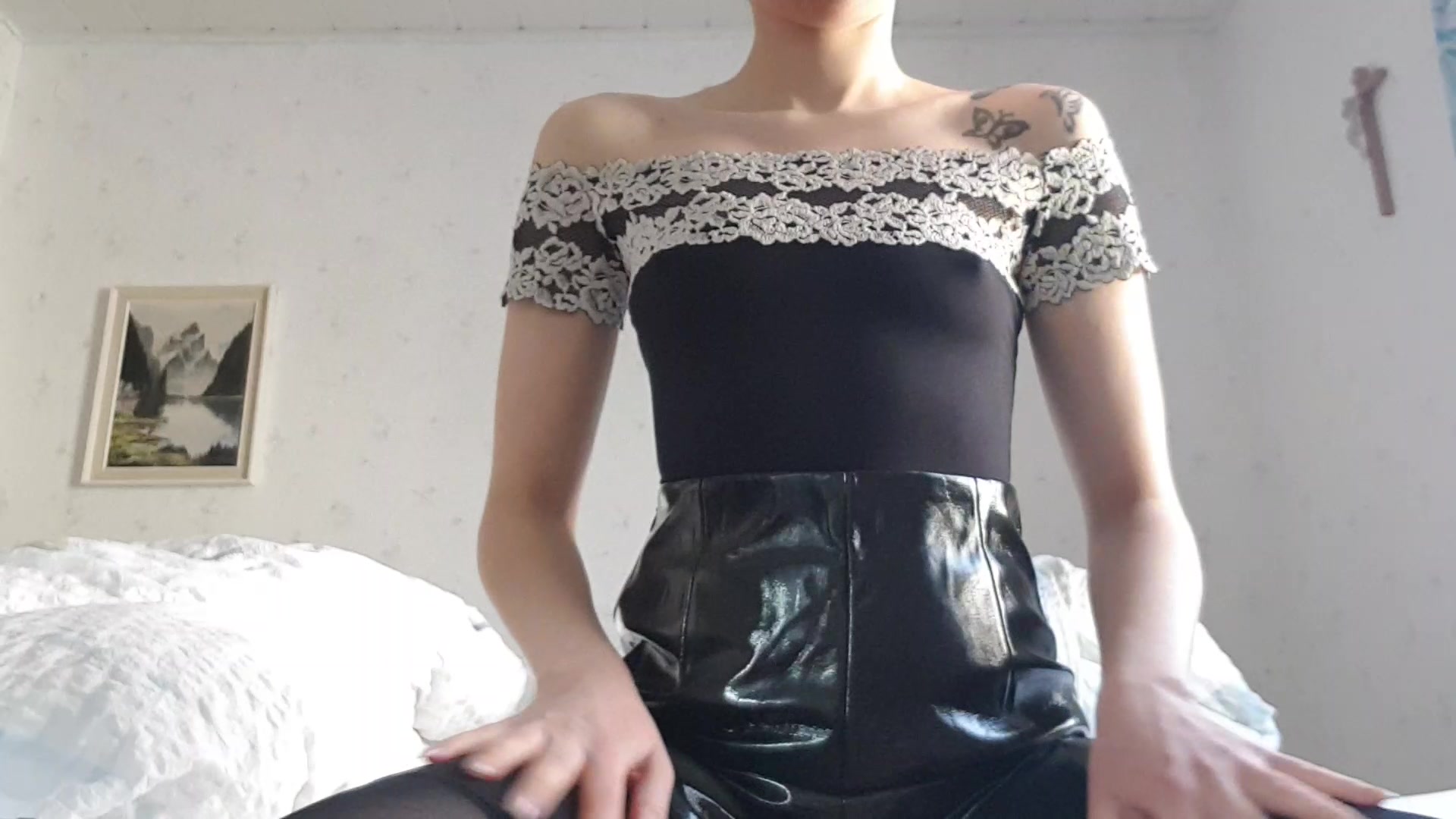 Schau mir zu wie ich strippe, bis ich alle Kleidungsstücke abgelegt habe. 
* Video gehört zu meinen ersten stripversuchen!

Ob mich meine Oma beim strippen gesehen hat oder nur vor der Tür stand? Schaus dir an!

Jetzt für euch zum Einführungspreis nur bis 20.01.20 20:00 Uhr! Nicht verpassen!