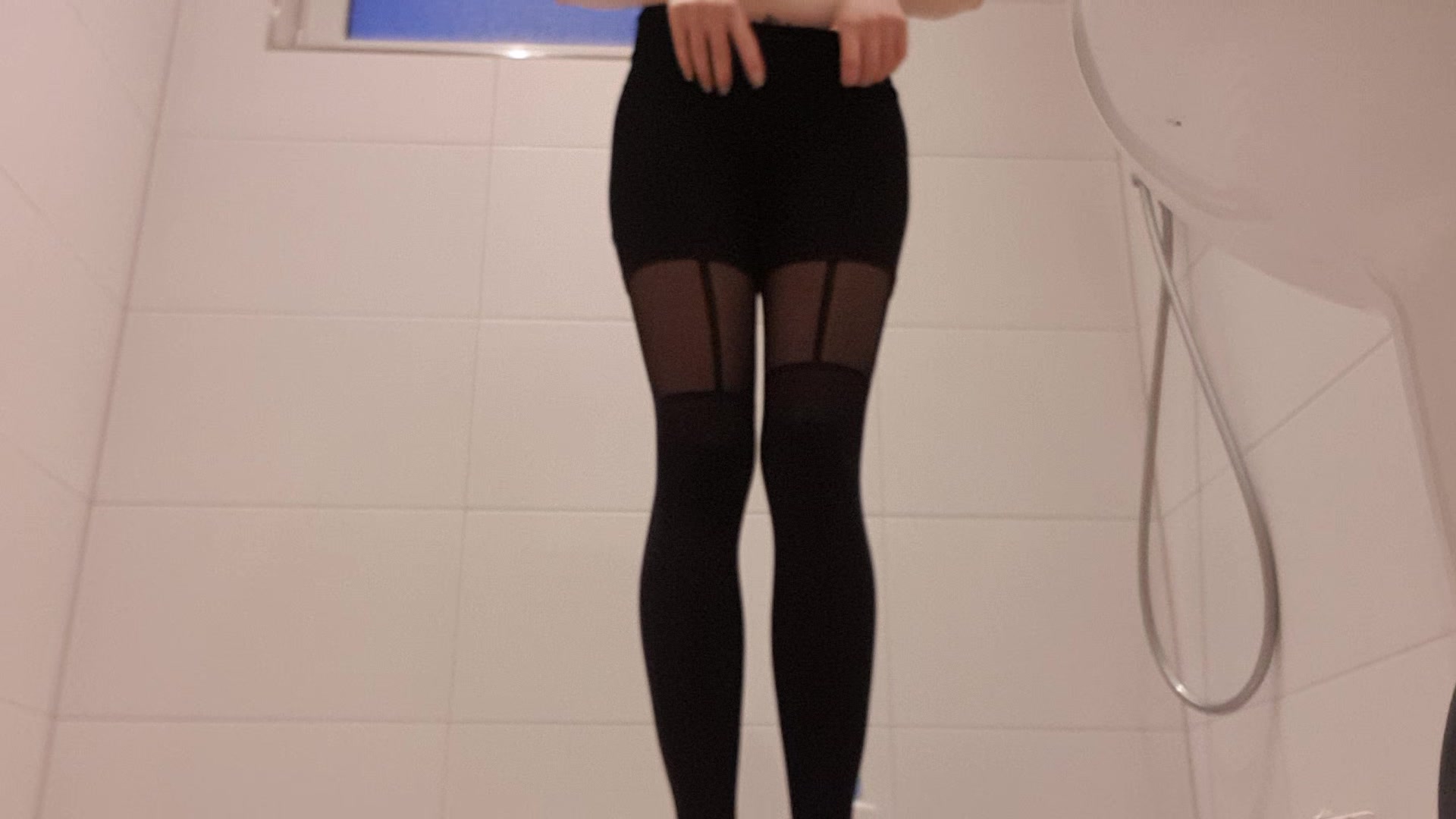 Natural Bitch! Kein Perfekter Körper dafür aber echt! 

Während meine Gesichtsmaske einwirkte habe ich die Zeit genutz um mich zu duschen. Ich hoffe dir gefällt es!

Schau mir zu wie ich mich vor der Kamara ausziehe,  wie ich dusche und meine Pussy rasiere