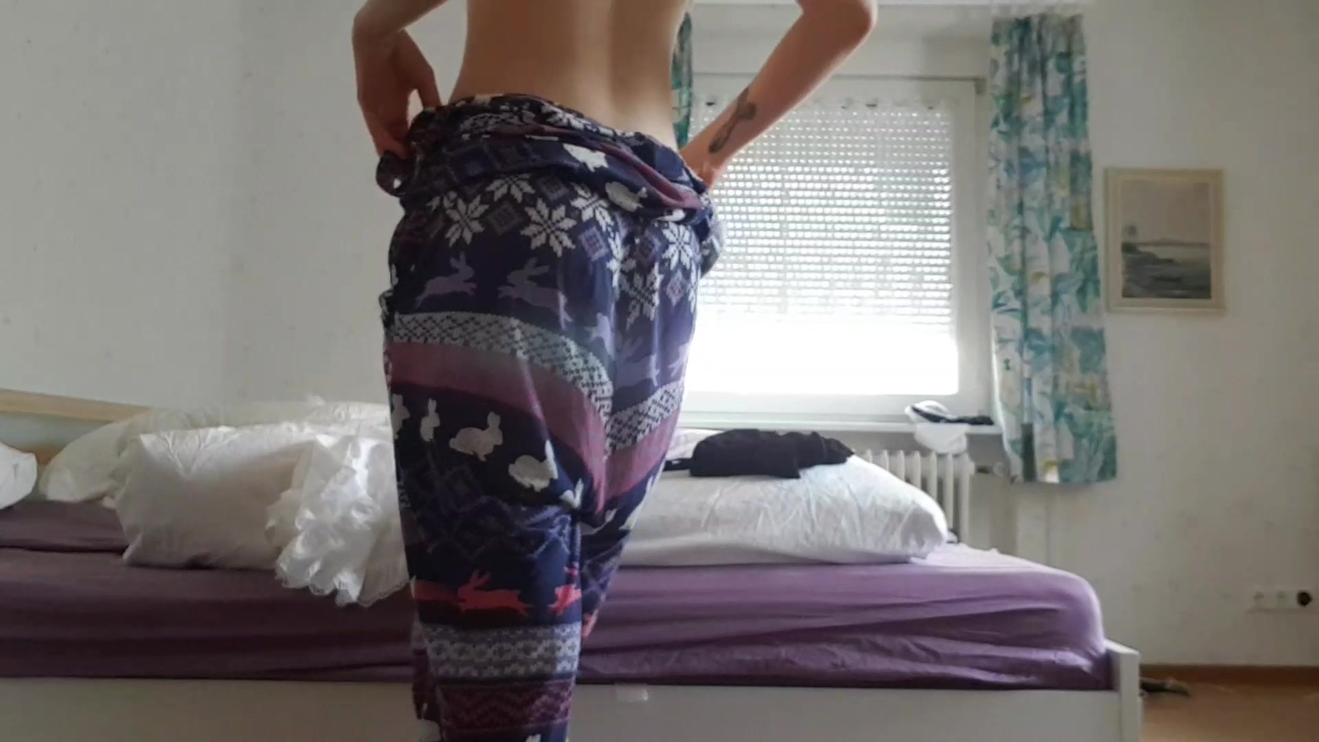 Bunny-Girl zieht sich an Schau mir zu wie ich mich anziehe.
*Vom Pyjama in Home Office Klamotten
(Vorder und Rückansicht)