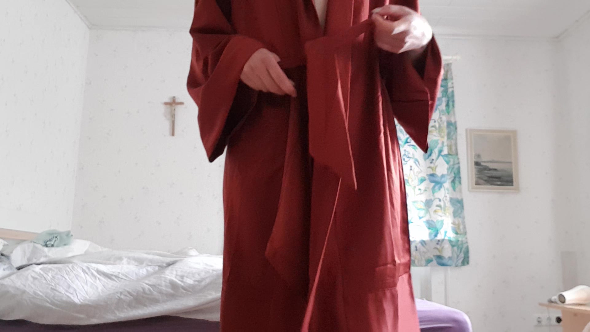 Schau mir zu, wie ich alle Hüllen fallen lass und für dich strippe. 
Sorry, das ich meine Pussy nicht gesäubert habe und Sie noch weiß ist. Vielleicht kannst du ja erkennen was es ist?

*Nylonstrümpfe
*sexy Wäsche
*Pussy mit Piercing (einigermaßen rasiert, Po nicht)
*Voder- und  Rückansicht

Einfach anschauen und genießen :) Ich hoffe dir gefällt mein Video. 
Kuss deine 6Fee