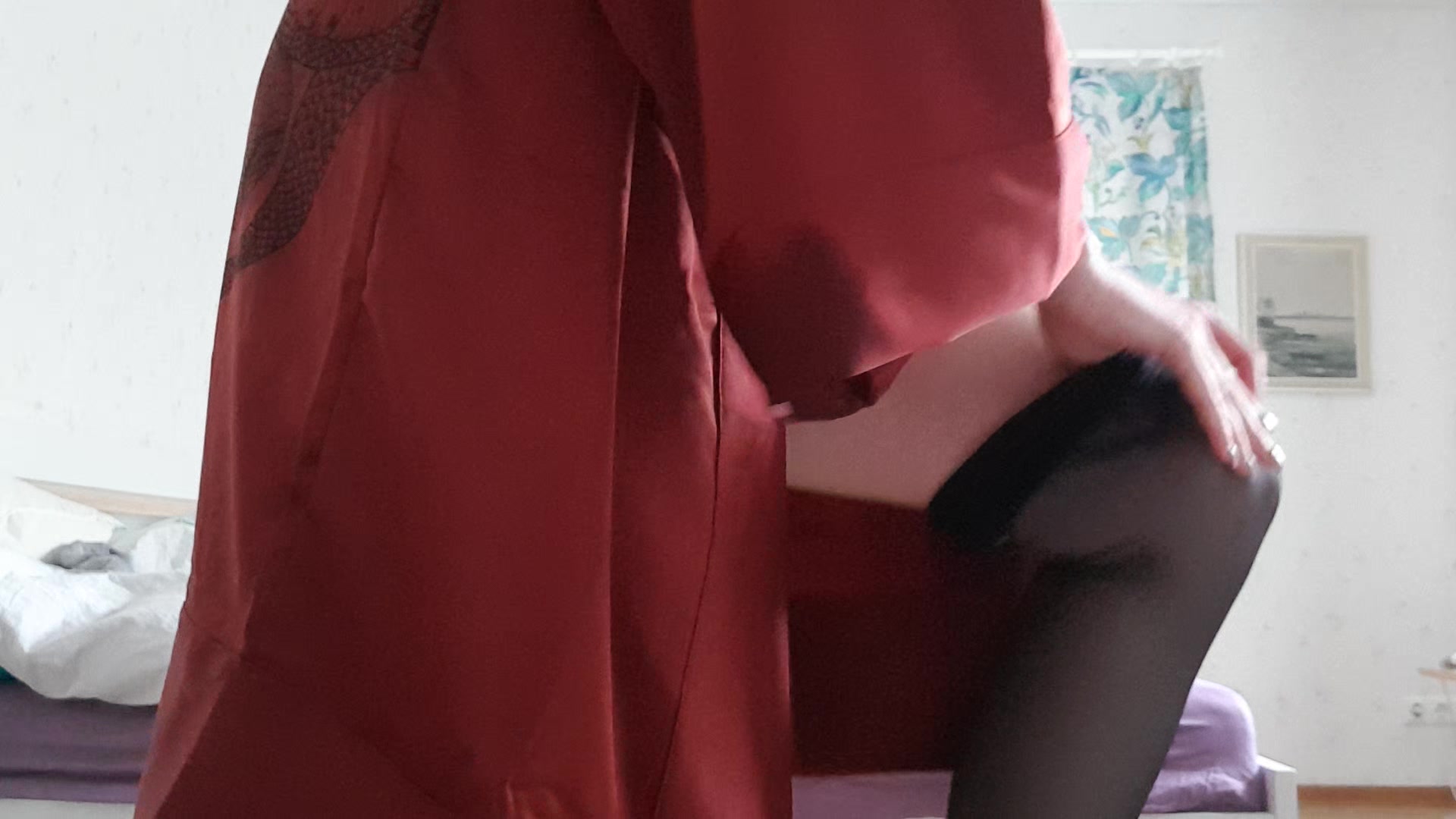 Schau mir zu, wie ich alle Hüllen fallen lass und danach meinen nackten Body eincreme. 

*Nylonstrümpfe
*Pussy mit Piercing (einigermaßen rasiert, Po nicht)
*Voder- und  Rückansicht

Einfach anschauen und genießen :) Ich hoffe dir gefällt mein Video. 
Kuss deine 6Fee