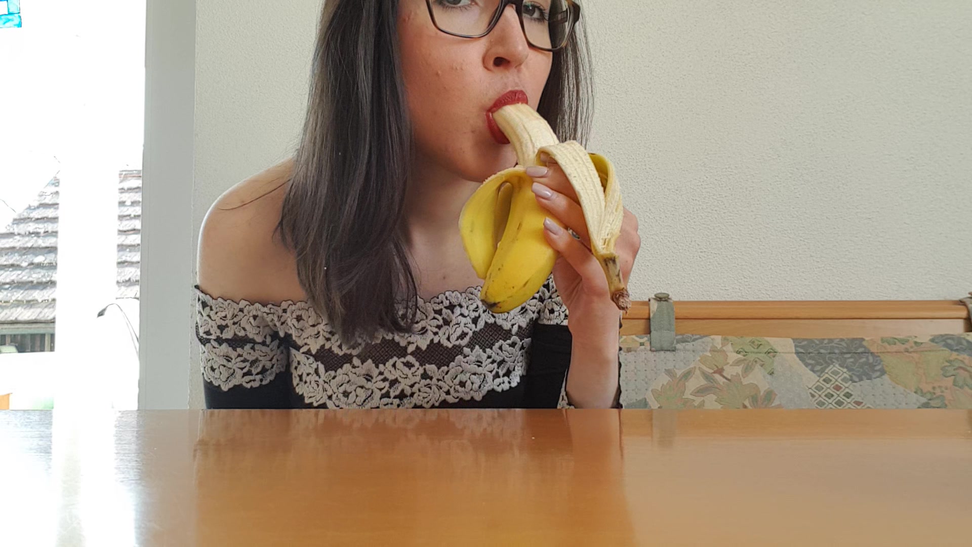 Schau mir zu, wie ich an der Banane rumspiele und Sie nebenbei vernasche. 
Kein Plan ob ich ein Talent dafür habe, aber vielleicht kannst du auch darüber lachen :D

*Brüste auch zu sehen :P 

Viel spaß mit dem Video, schreib mir doch gerne deine Tipps für einen guten Blowjob, damit ich Sie an der nächsten Banane testen kann.