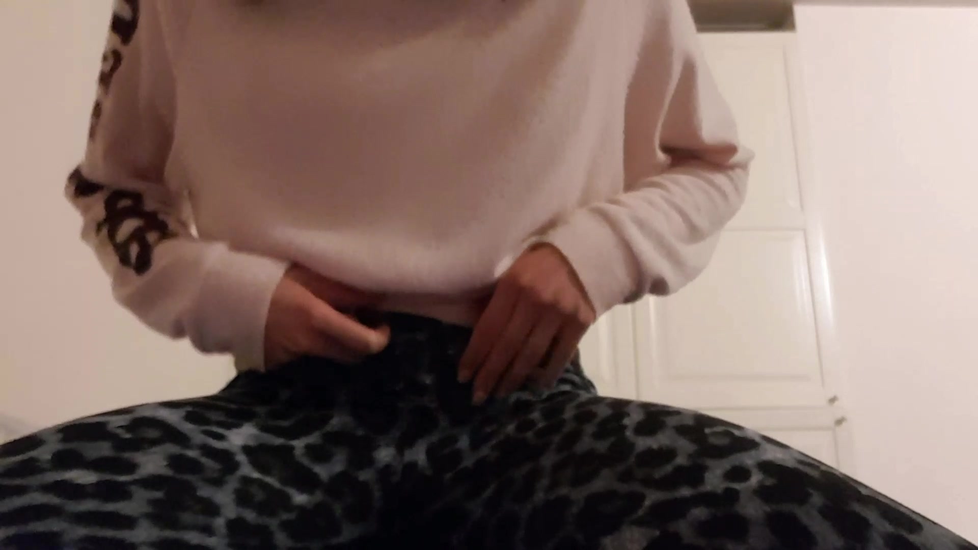 Da ich es schon in der Dusche kaum noch ausgehalten habe und wusste, dass es heute abend noch passieren wird, habe ich beim anziehen gleich das Höschen weggelassen. 

Schau mir zu wie ich mich in meiner Lieblinsgstellung zum Höhepunkt bringe. (Ja zum rasieren war ich mal wieder zu faul, aber meine Hand stört es nicht).