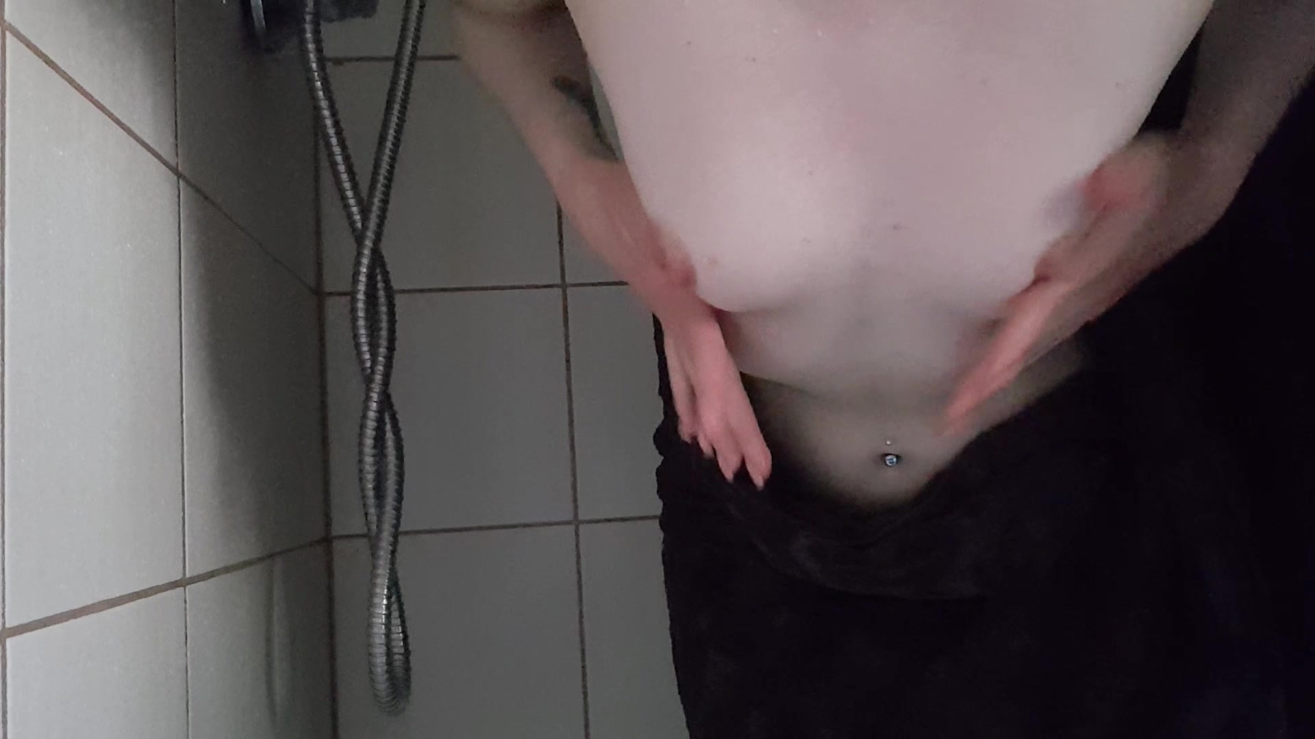 Da alleine Duschen ja bekanntlich nicht so viel spaß macht, habe ich es heute auch ganz schnell hinter mich gebracht. 
Schau mir dabei zu, wie der Duschschwam über meinen Körper gleitet und ich am ende meine Brüste eincreme und am Ende noch meinen Body eincreme. Ich hoffe dir gefällt meine Video zum special Price