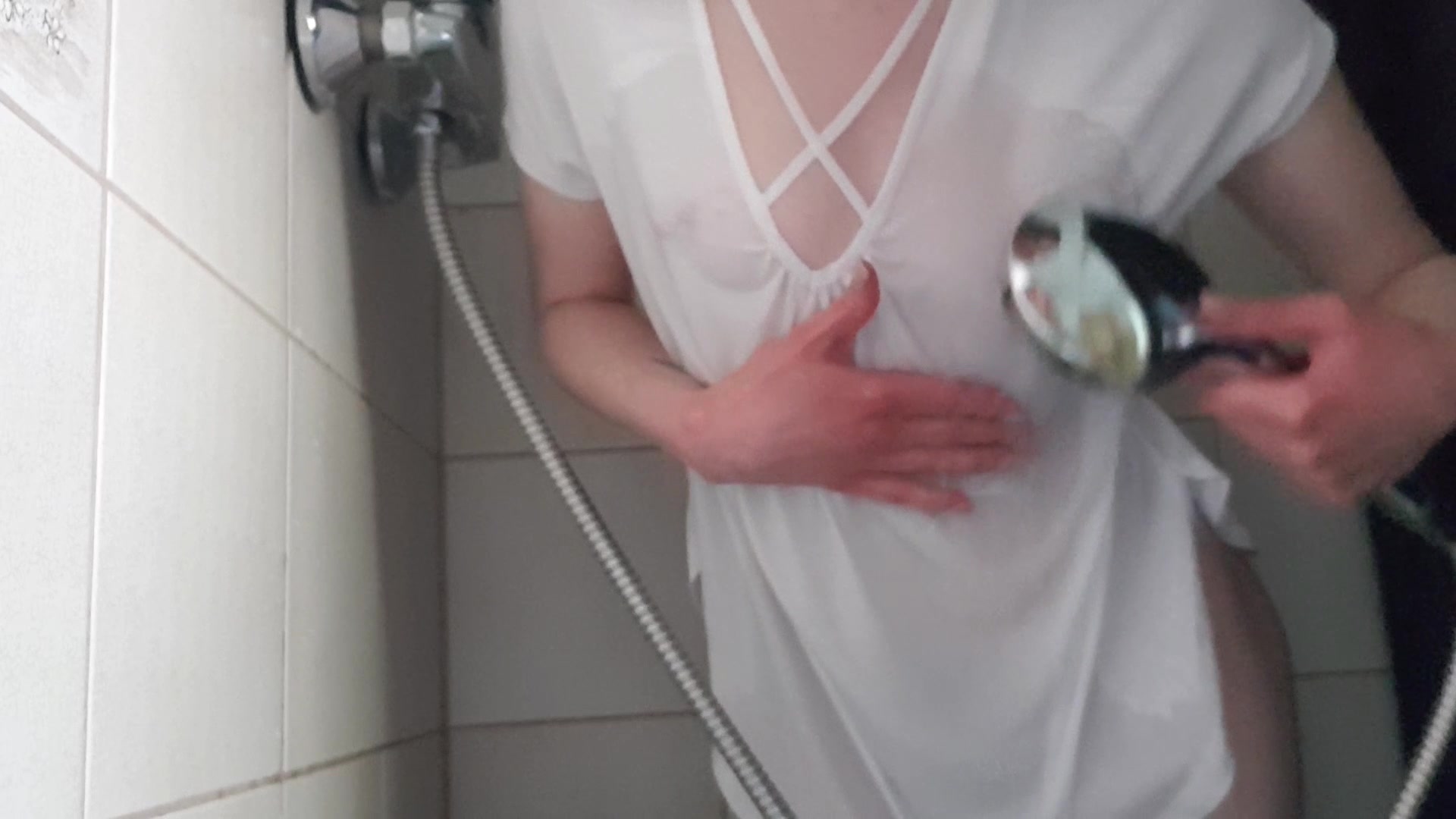 Während der rasierer über meinen nassen Körper führ, stieg die Lust immer mehr und mehr...

Schau mir dabei zu, wie ich mich dusche, rasiere und danach noch im Stellungswechsel zum Höhepunkt bringe. 
Ich hoffe dir gefällt das Video. See you in chat.