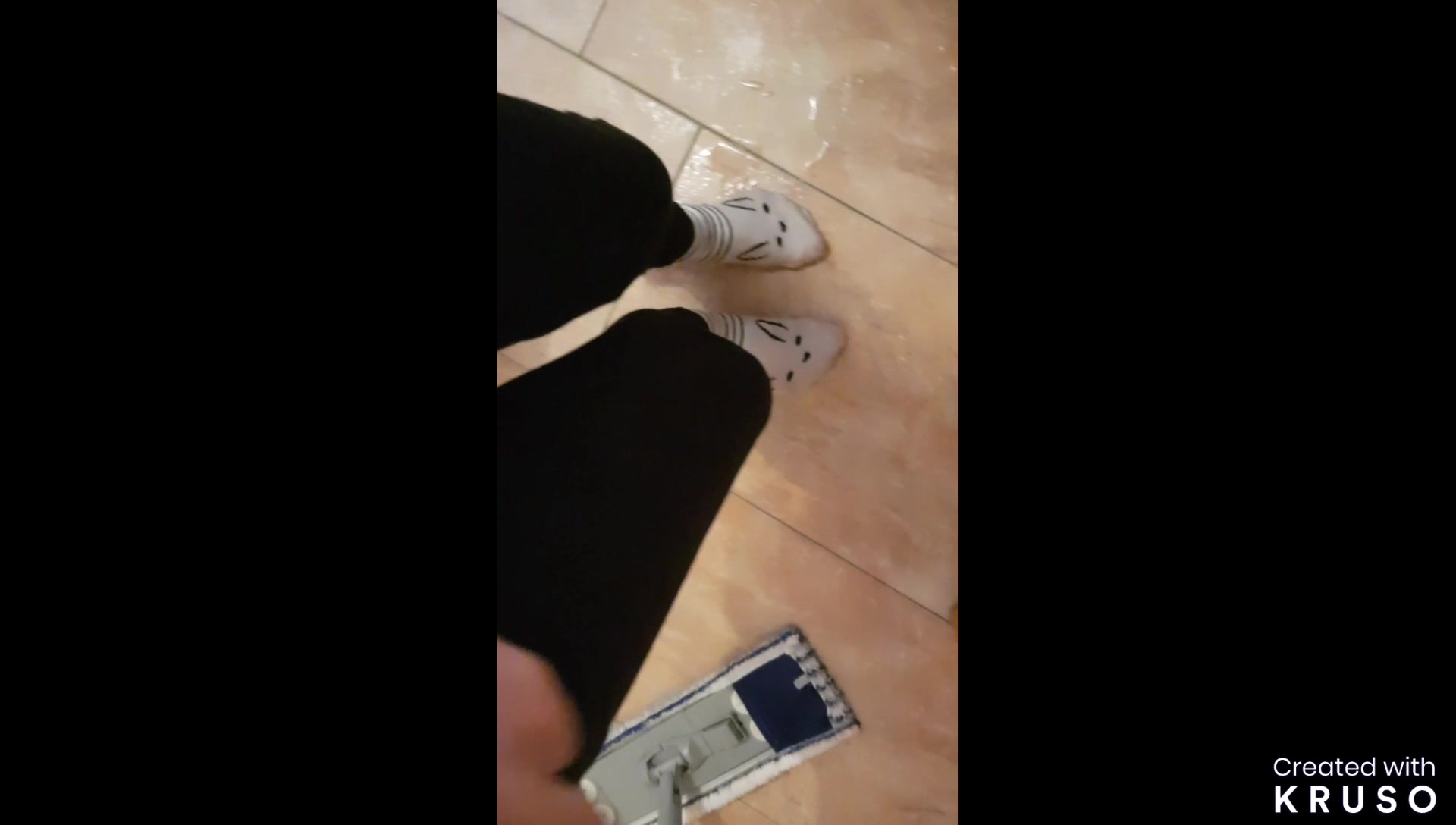 auf Stuhl gepinkelt Gerade hatte ich fertig gewischt und mich auf den Stuhl gesetzt um zu warten bis alles wieder trocken war, ging es auch schon los. Mein Natursekt konnte ich nicht mehr aufhalten....