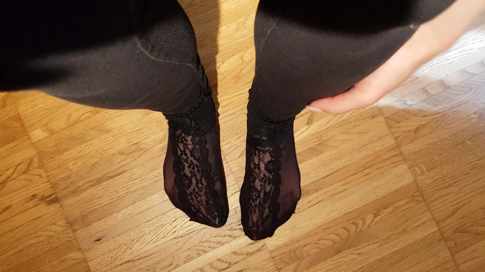 Dirty Füße 1 Eigentlich wollte ich letzten Sonntagmorgen direkt nach dem aufstehen mit meinem Freund vögeln, doch er hat mich einfach aus dem Bett geschmießen, mit der Begründung, dass meine Fußnägel mal wieder zu lang waren. Waren Sie wirklich zu lange und hättest du mich auch aus dem Bett geschmießen? Ob er mich danach ran gelassen hat? Hättest Du? Schau mir zu, wei ich meine Füßnägel mit dem Nagelklipser ganz kurz mache