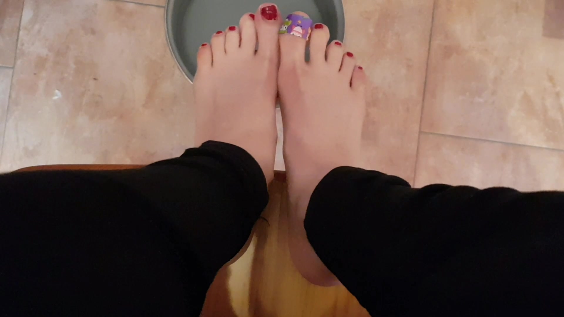 Nachdem ich meine Füßenägel so kurz es geht geschnitten bzw. abgeklipst hatte, bin ich wieder ins Bett gerannt, denn ich konnte es kaum erwarten seinen steifen Schwanz endlich in meiner feuchten Öffnung zu spüren. Ich war gerade dabei mir die Hose auszuziehen, da sah er meine Füße an und zog mir die Hose wieder hoch. Ich protestierte, doch es hatte keinen Sinn. Er gab mir ein Fußbad-Tab und ich ging in die Küche um meine Füße für Ihn noch schön weich zu machen. Schau mir dabei zu, wie ich meine Füße \