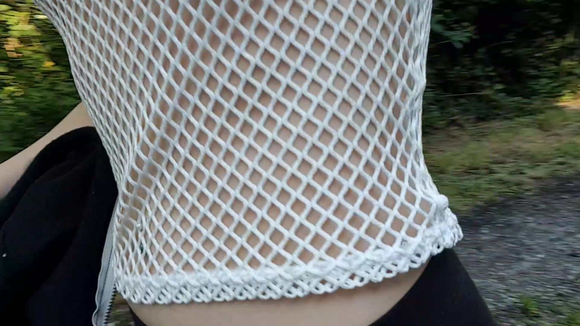 Nach einer Wort wörlich heißen Nacht, währe ich heute am liebsten nackt nach draußen gegangen. Naja ich entschied mich dann doch dazu noch ein Meshshirt anzuziehen. Ob das der Polizei auch als Bekleidung gereicht hat? In diesem Video Nahaufnahmen von Brüsten und Pussy zu sehen, also Freu dich drauf.