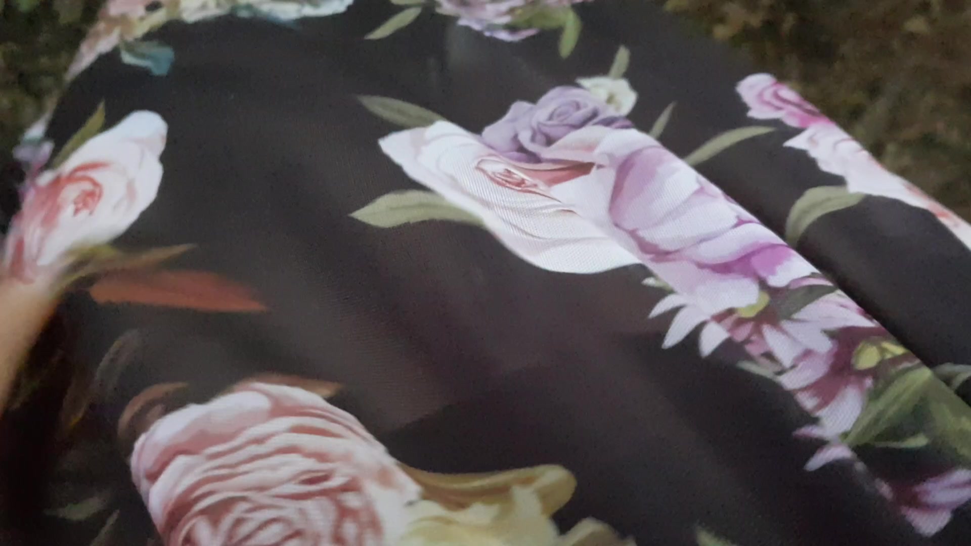 Als ich heute morgen spaziern war, spürte ich schon nach kurzer Zeit diesen innerlichen Druck im Unterleib. Ich huschte auf einen kleinen Waldweg, so dass ich geschützt vor den blicken der Hausbewohner war und knöpfte meinen Body auf... Schau mir dabei zu, wie der Natursekt aus meiner Pussys spritz. Da ich nicht gerade stand, spritzte er nicht gerade auf den Boden sondern ich pisste mich selber an..