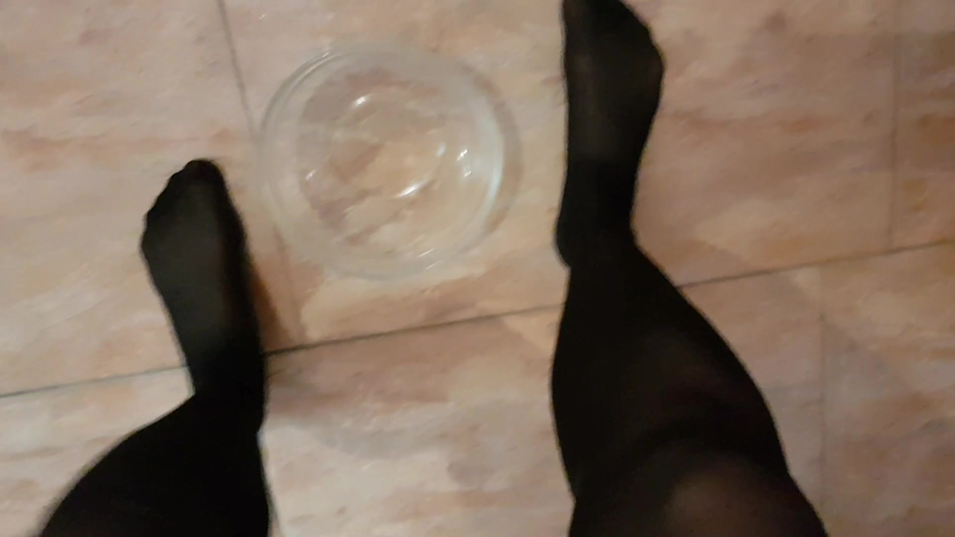 Schaffe ich die Schale vollzupissen?
Erst als meine Blase kurz vor dem Platzen war, habe ich den versuch gewagt, ob ich es schaffe die Schale komplett vollzupinkeln. Ob es geklappt hat? Schaus dir selber in diesem Video an.