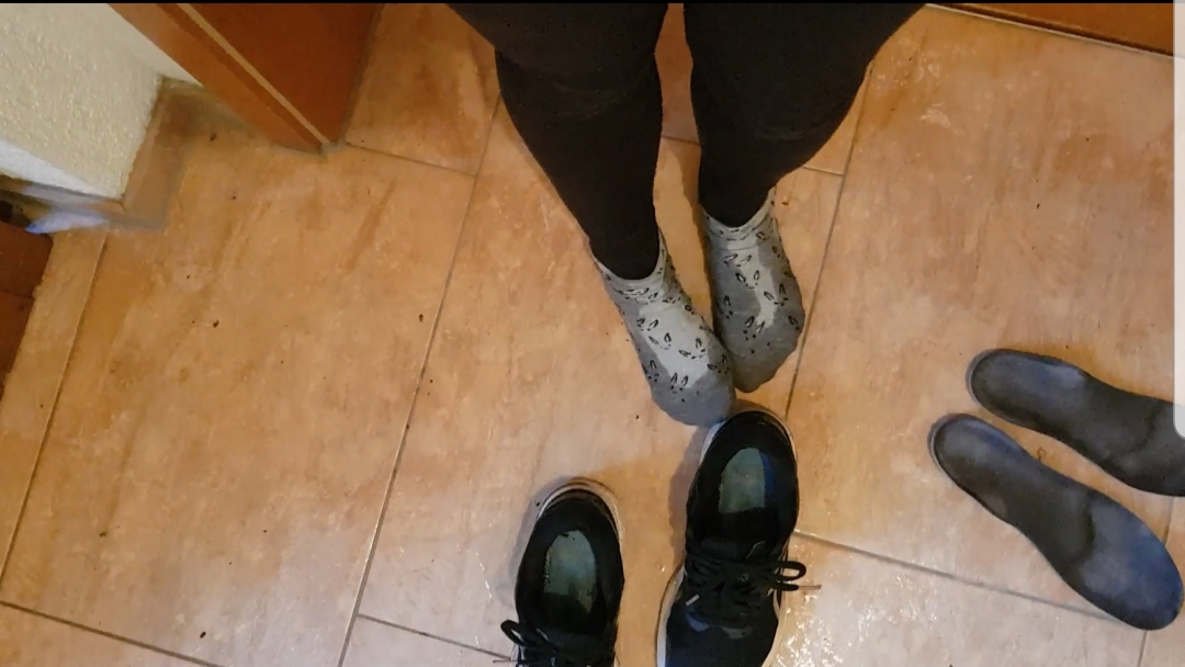 Heute habe ich ein User Wunschvideo gedreht und in meine Asics gepisst, bevor ich draußen einen Spaziergang gemacht habe. Es war ein sehr feuchter Spaziergang, aber schau selber zu, wie ich meine Asics nass mache.