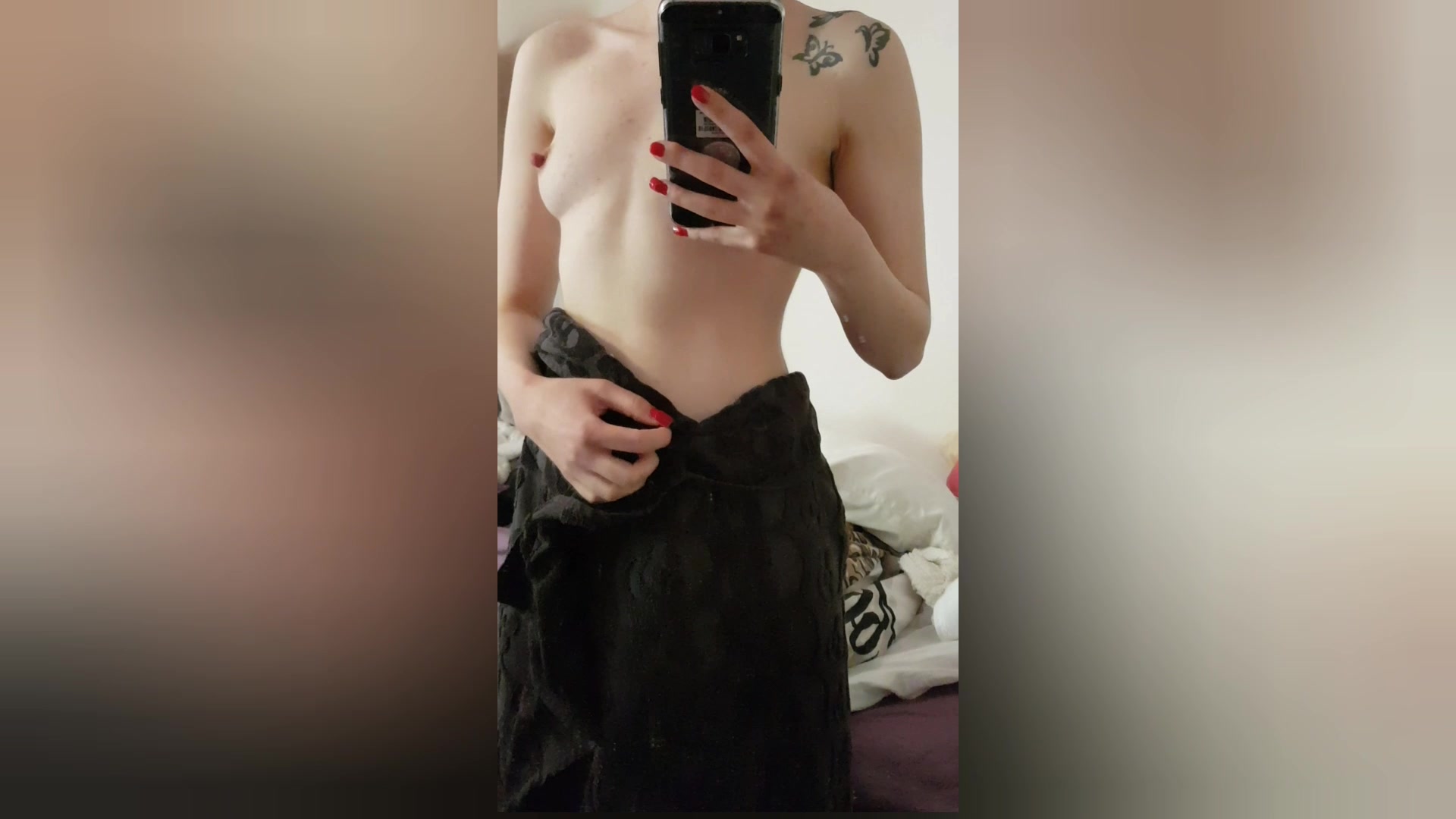 Heute nach dem duschen hatte ich noch keine Lust mich sofort anzuziehen. So ist das ganz spontane Video für dich entstanden. 

Schau mir dabei zu, wie ich langsam das Handtuch für dich fallen lasse.... 

Das Video habe ich in zwei fast identischen Versionen, welches gefällt dir besser?