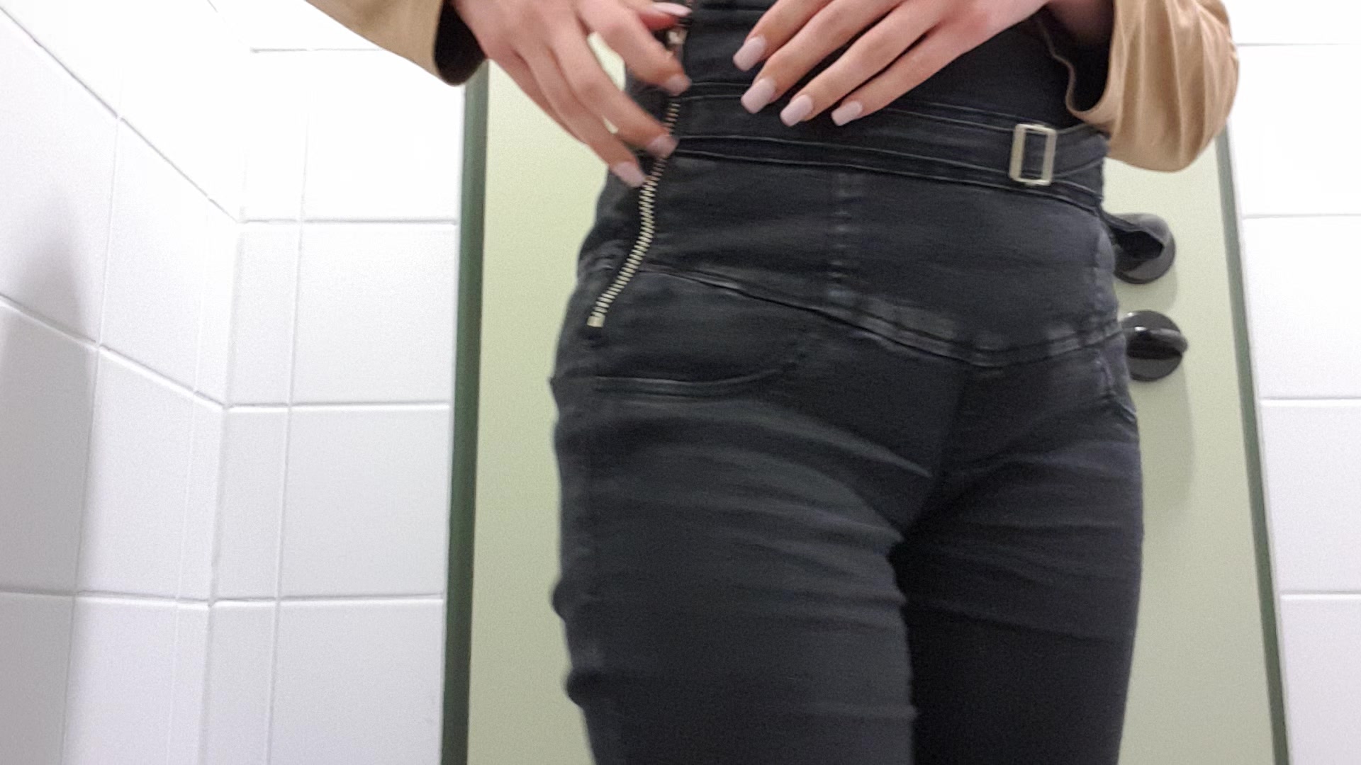 Heute habe ich meinen Nachtisch mal wieder verschickt. Da ich am morgen vergessen hatte ein frisches Höschen einzupacken, musste ich den Nachhause weg ohne Höschen antreten.
Schau mir bei meinem kleinen strip zu, bei dem ich mein saftiges Höschen ausziehe.