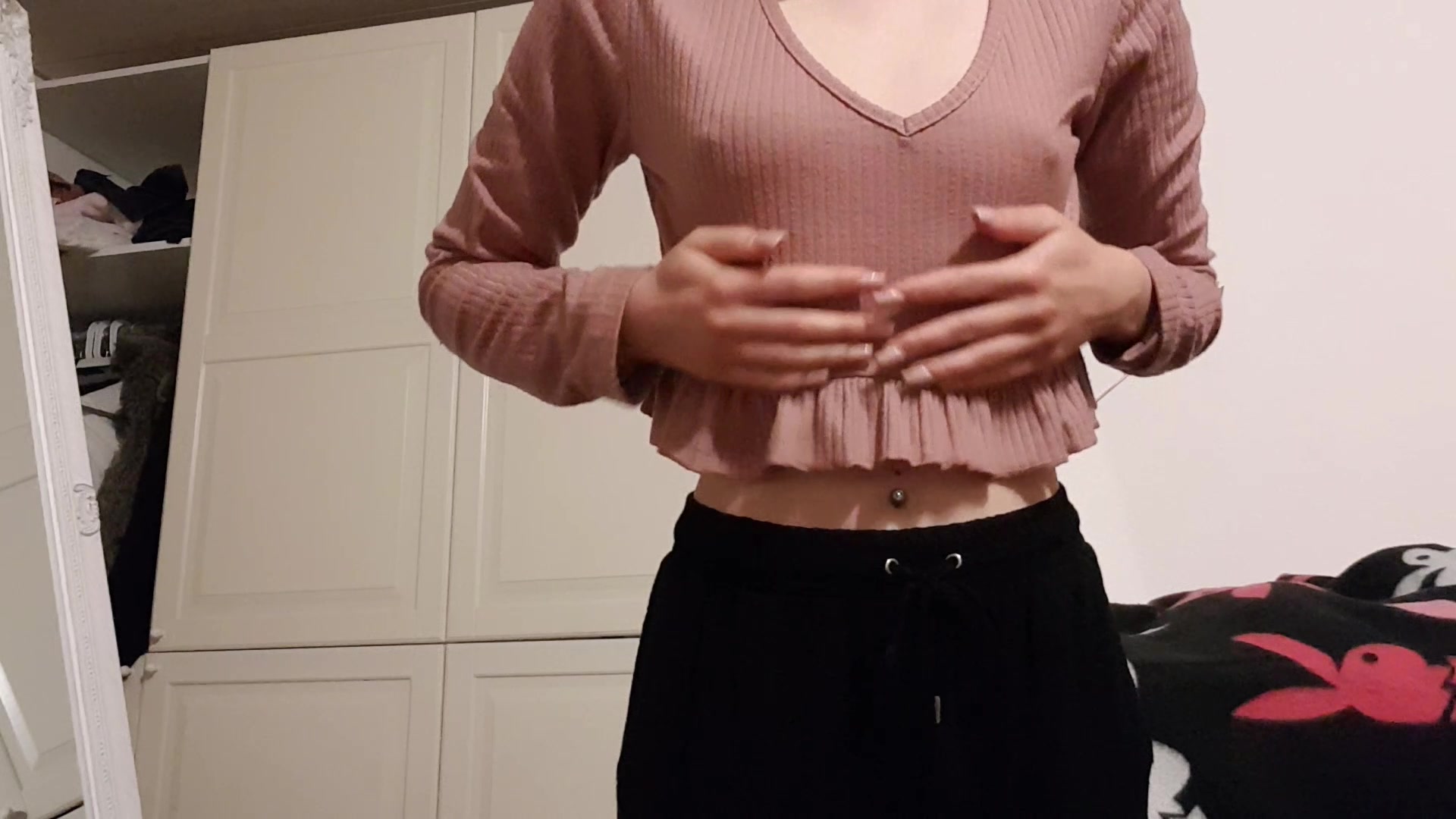 Heute morgen hatte ich spontan noch Lust ein Video zu drehen (damit ich wenigstenens irgendetwas sinvolles an diesem Tag gehtan habe :P).
Schau mir zu wie ich aus meinem Pyjama in meine Tagesunterwäsche schlüpfe.