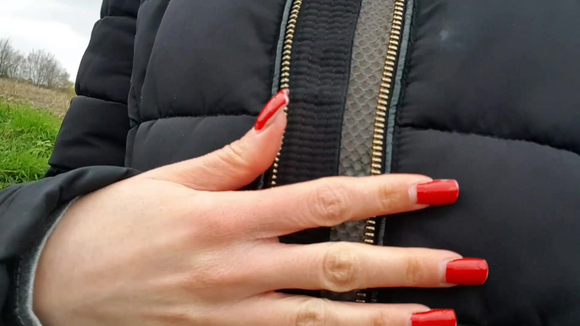 Als ich aus dem überhitzten Laden wieder raus kam, musste ich mich auch erst mal etwas abkühlen... Schau mir dabei zu, wie ich meine Winterjacke auf der Straße öffne und meinen Brüsten etwas frische Luft gönne.