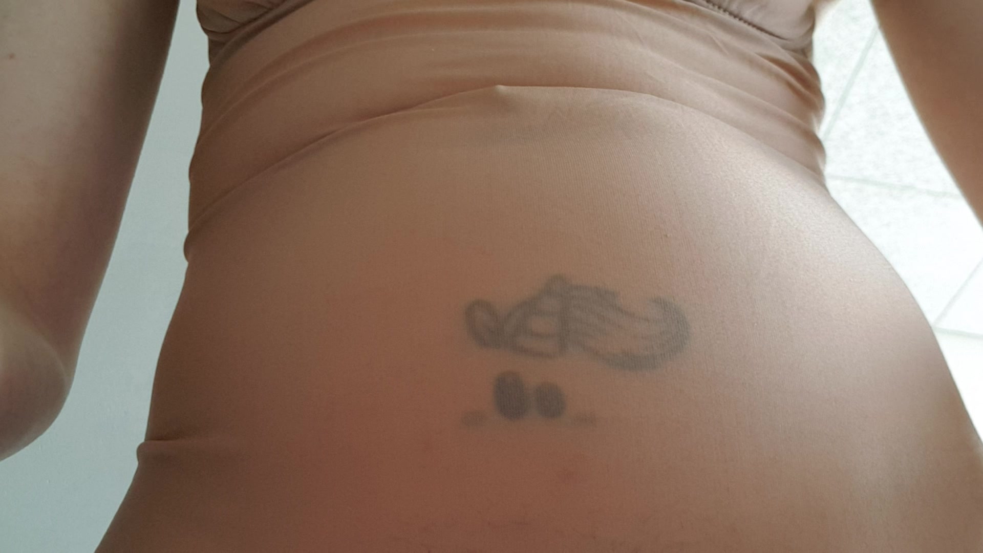 Hallo mein Schatz, wie findest du es eigentlich, wenn durch das Höschen oder wie hier bei mir, die Schamhaare durch den Body stechen?
Ich hoffe das kleine Stripvideo gefällt dir.