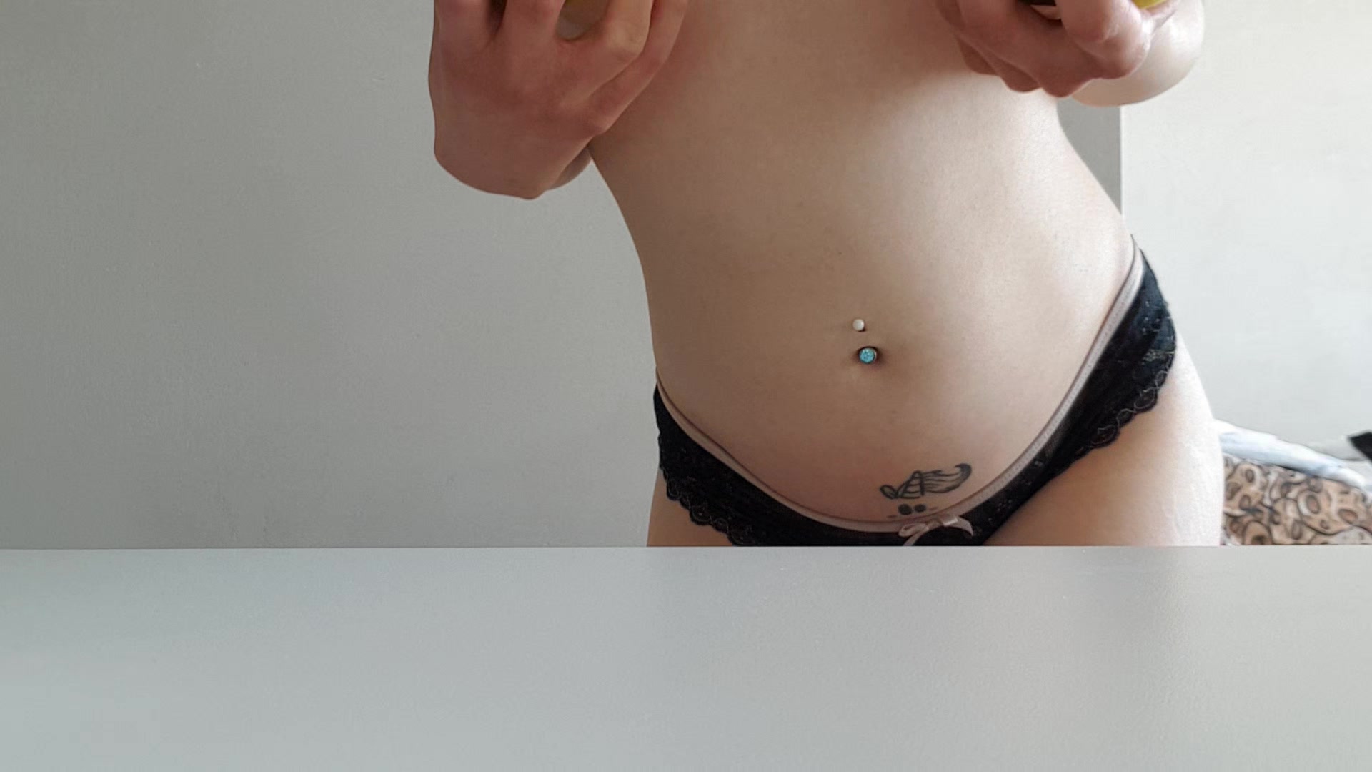 Hey mein Schatz, ich war grad im Supermarkt und schau mal was für rießen Dinger ich gefunden habe! Die Äpfel sind einfach mal größer und schwerer wie meine Brüste. :( Würdest du lieber jetzt mit den Äpfeln oder meinen Brüsten spielen?