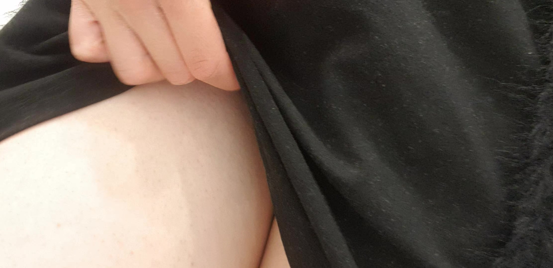 Hallo mein Schatz, heute musste ich so dringend aufs Klo, dass ich es nicht mehr geschafft habe mein Höschen herunter zu ziehen...