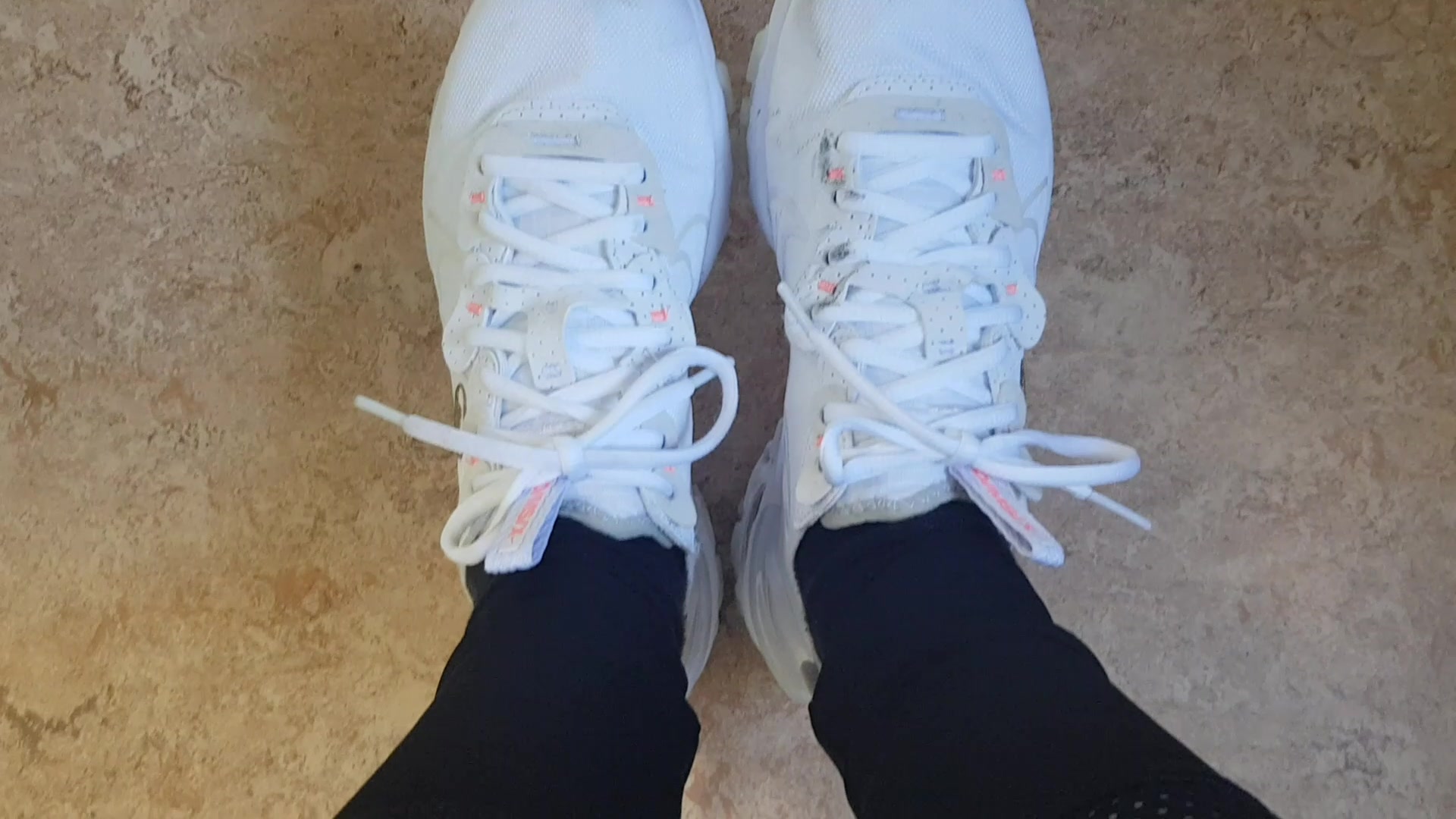 Na mein Schatz, was meinst du, ist diese Leggings zu Porno für das Büro?