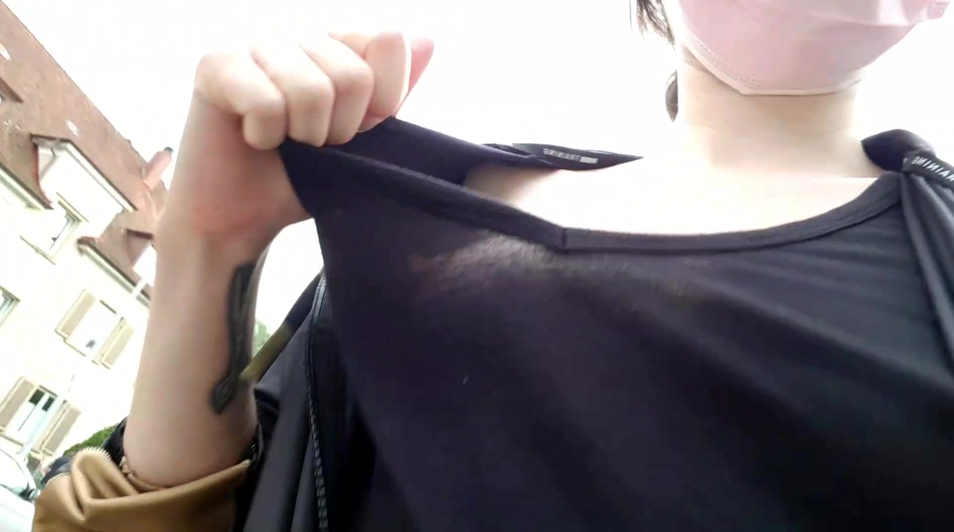 Hallo mein Schatz, ich war mal wieder unanständig draußen. Naja meine Brüste wollten halt auch mal wieder frische Luft schnappen ....