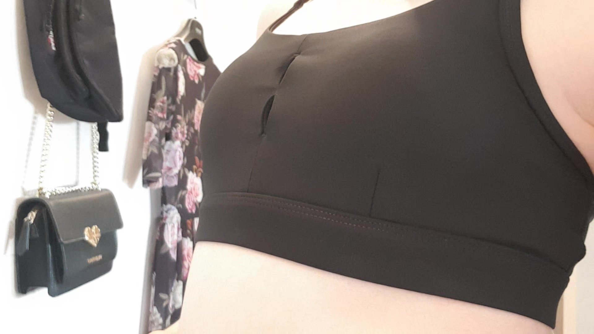 Hallo mein Schatz, als ich heute morgen vor den Spiegel getreten bin, habe ich einen richtigen Schock bekommen. Bin ich einfach dick geworden, habe ich etwas falsches gegessen oder bin ich schwanger? Kein Ahnung was da los ist, ich denke Männer Augen können das besser beurteilen, was meinst du was bei mir los ist? Kannst du mir bitte helfen?! Ich bin dankbar für deine PN.