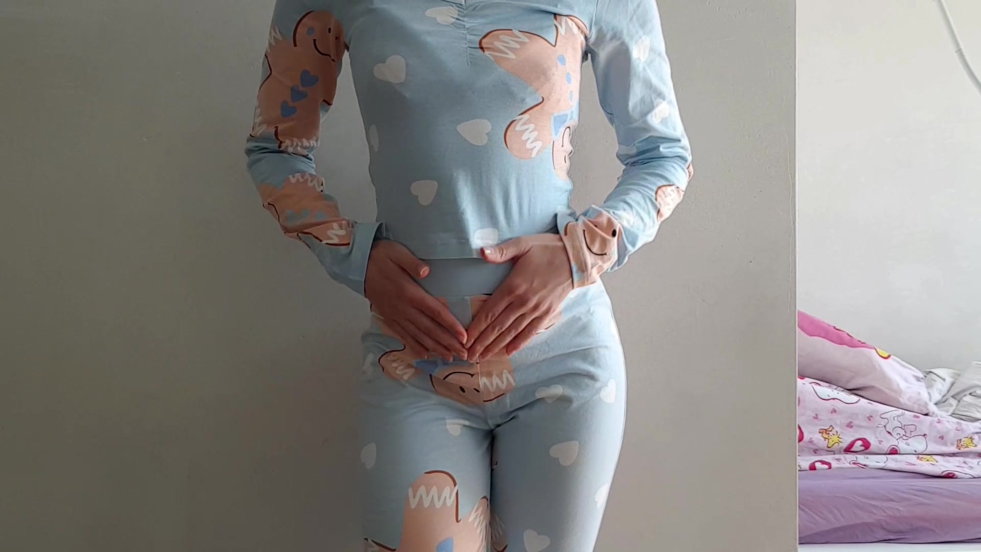 Hallo mein Schatz,

in diesem Video bekommst du mein ganzes Weihnachtsspecial Video. Du kannst natürlich auch noch einwenig warten und ganz artig, dieses Video, in 4 Teilen an je einem Adventssontag schauen (Videos folgen). 
In diesem Video erwarten dich neben meinem sexy Körper:
- sexy Dessous, 
- meine Muschi unrasiert und rasiert, 
- Selbsbefridigung an verschiedenen Orten/ Stellungen

Ich wünsche dir viel Spaß mit diesem XL Video (damit dein kleiner Freund hoffentlich auch XL wird) und eine wundschöne verfickte Advents-/Weihnachtszeit. 

Versaute Grüße deine Lou-Shayenne Anna