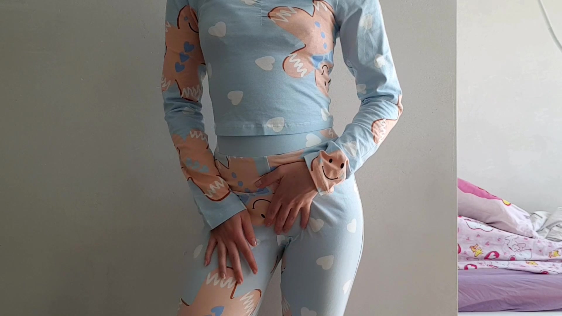 Na mein Schatz, bist du artig und holst deine Rute zu diesem special X-Mas Video auch erst zum 1. Advent raus? Naja bei mir darfst du gerne unartig sein und es jetzt schon (oder auch verspätet) tun. 
Die 4. Adventsvideos bestehen aus einem langen X-Mas special Video in dem verschiedene sexy Dessous, Selbstbefridigung in verschiedenen Stellungen sowie meine Muschi rasiert und behaart zu sehen sind. Schau dir alle Videos an um nichts zu verpassern. Ich wünsche dir eine schön verfickt geile Weihachtszeit und viel spaß mit diesem Video. Versaute Grüße deine Lou-Shayenne Anna