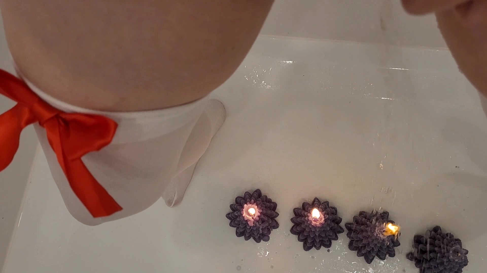 Alle Kerzen ausgepinkelt? und GRATIS BILDER für Dich Hallo mein Schatz,
da wir ja immer noch Maskenpflicht haben, konnte ich meine Kerzen nicht ausblasen sondern musste Sie auspinkeln...
Da beim stehen mein Natursekt immer in alle Richtungen spritzt, war es eine kleine Schweinerei...
Ob ich alle vier Kerzen mit einer Ladung meines Natursektes ausbekommen habe? Schau dir das Video an!
Zusätzlich bekommst du ein special Weihnachtsbild gratis, wenn du mir zwischen dem 20. - 24. Dezember eine Nachricht mit dem # im Video schreibst.  (Bitte schreib erst in dieser Zeit diese Nachricht, da ich derzeit aus gesundheitlichen Gründen nicht viel online sein kann. Wenn deine Nachricht zu lange zurück liegt, kann ich dir nicht gleich ein Bild schicken und du musst noch mal eine Nachricht schreiben).
Schöne Adventszeit wünscht dir deine Lou-ShayenneVolpe