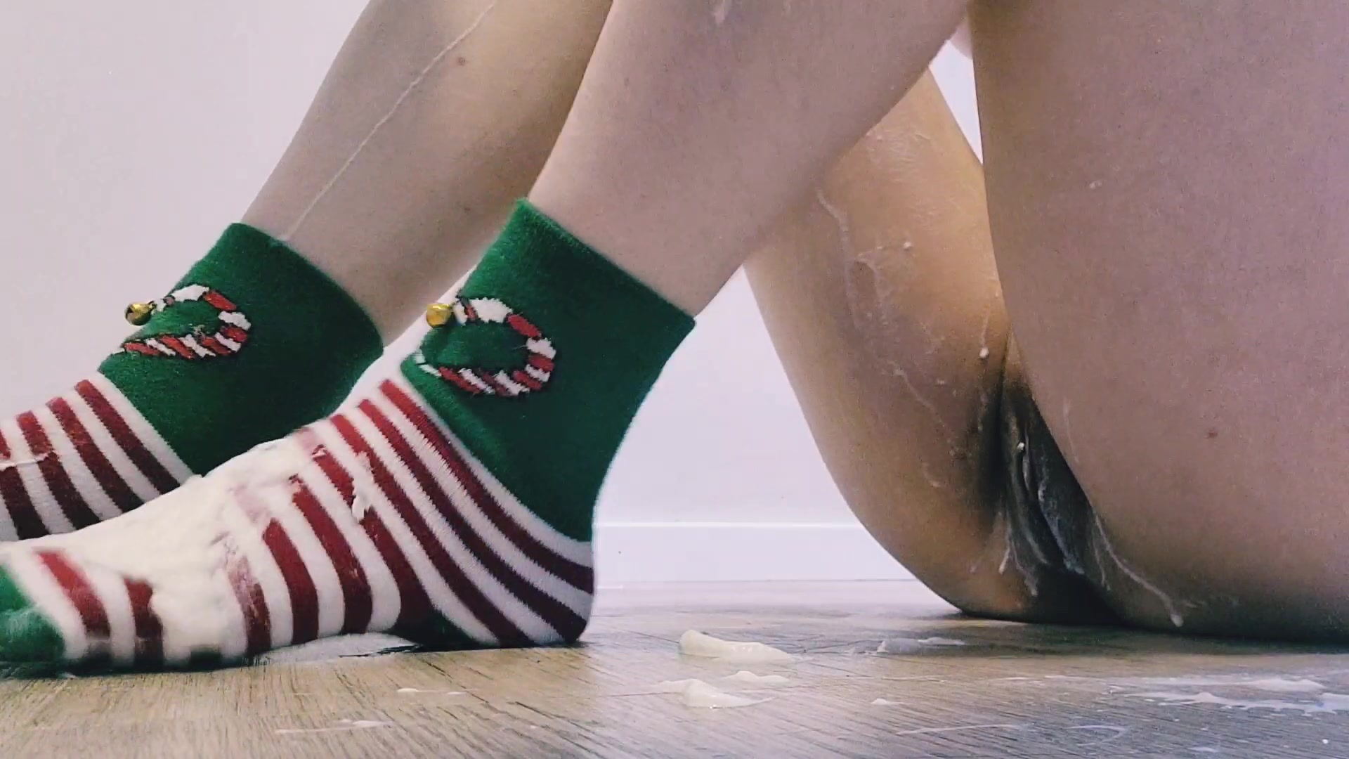 Süße Versuchung Teil 3 Hallo mein Schatz,
heute habe ich zum ersten Mal mit Sahne rumgespielt. Es wurde eine große Schweinerei daraus und am Ende war nicht nur ich voller Sahne..
In jedem Videoteil gehen wir ein Stück tiefer...
In diesem Videoteil sind meine Pussy, mein Hinterteil, meine Beine und Füße für dich voller Sahne.
Wann kommst du die Sahne ablecken?