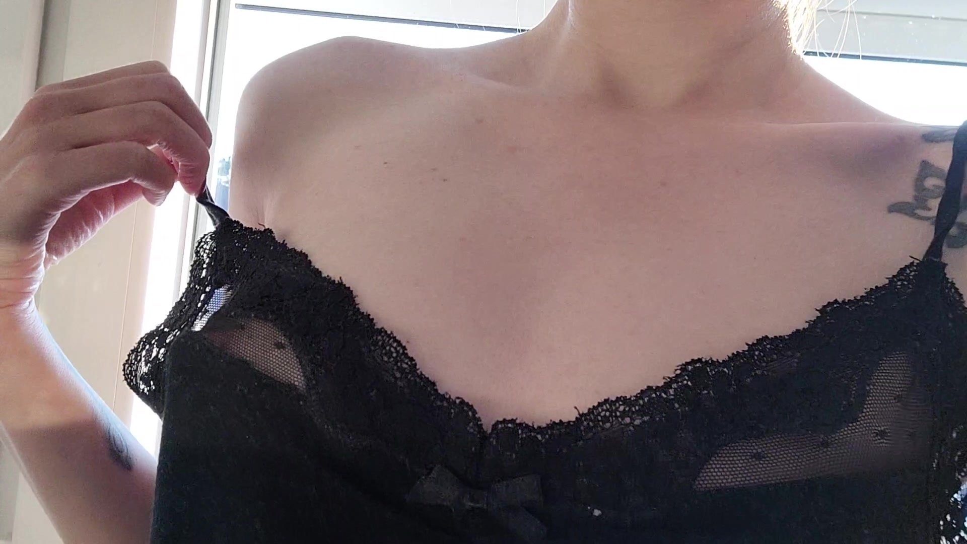 Guten Morgen - kleiner strip am Fenster Guten Morgen mein Schatz, da heute die Sonne so richtig schon aufgegangen ist, ist auch sofort meine strip laune gestiegen... 
Bei Sonne muss man sich einfach ausziehen oder?