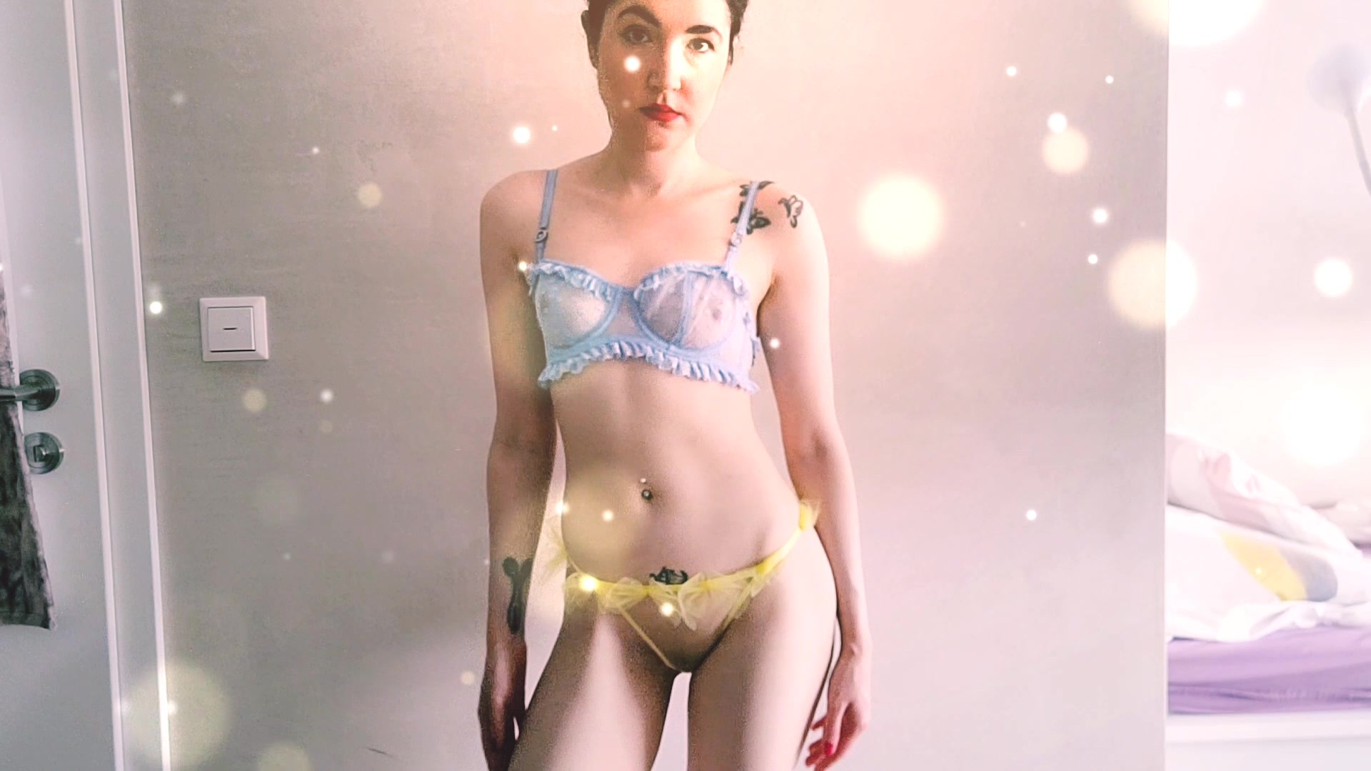 Liebe machen, statt Krieg machen 1 Hallo mein Schatz,
es herrscht immer noch Krieg, unfassbar! 
Lasst uns Lieben statt uns bekriegen! Aber wie können wir das der Regierung beibringen? 
Ich habe mir 5 Dessou-Sets zusammengestellt, mit welchem könnte ich dich vom Liebe machen überzeugen? 

Zudem habe ich selber ein \