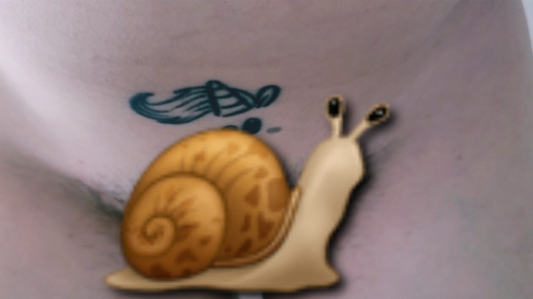 Hallo mein Schatz, da will man nur in Ruhe pinkeln gehn und dann sieht man das man schon wieder am auslaufen ist.... warum zur Höhle ist meine Schneckenspur immer so lang?
P.S. Gönn dir ein feuchtes gratis Bild, schreib mir ne Message mit dem # den du im Video findest...