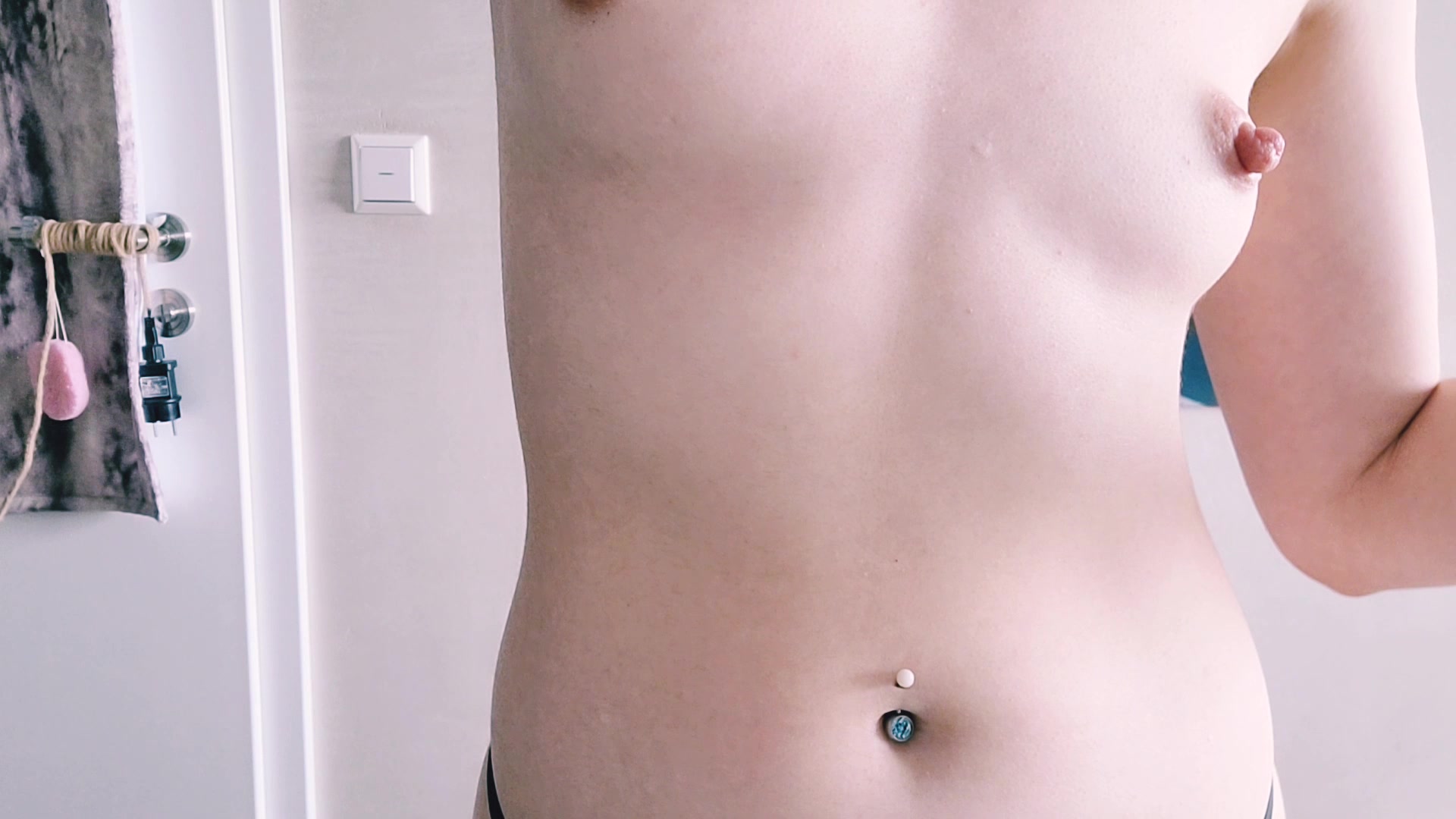 Nicht lange schnackeln fackeln, sondern gleich den Milchshake wackeln! 
100% echte, spontane, Amateur Geilheit, kein gestelltes Theater!