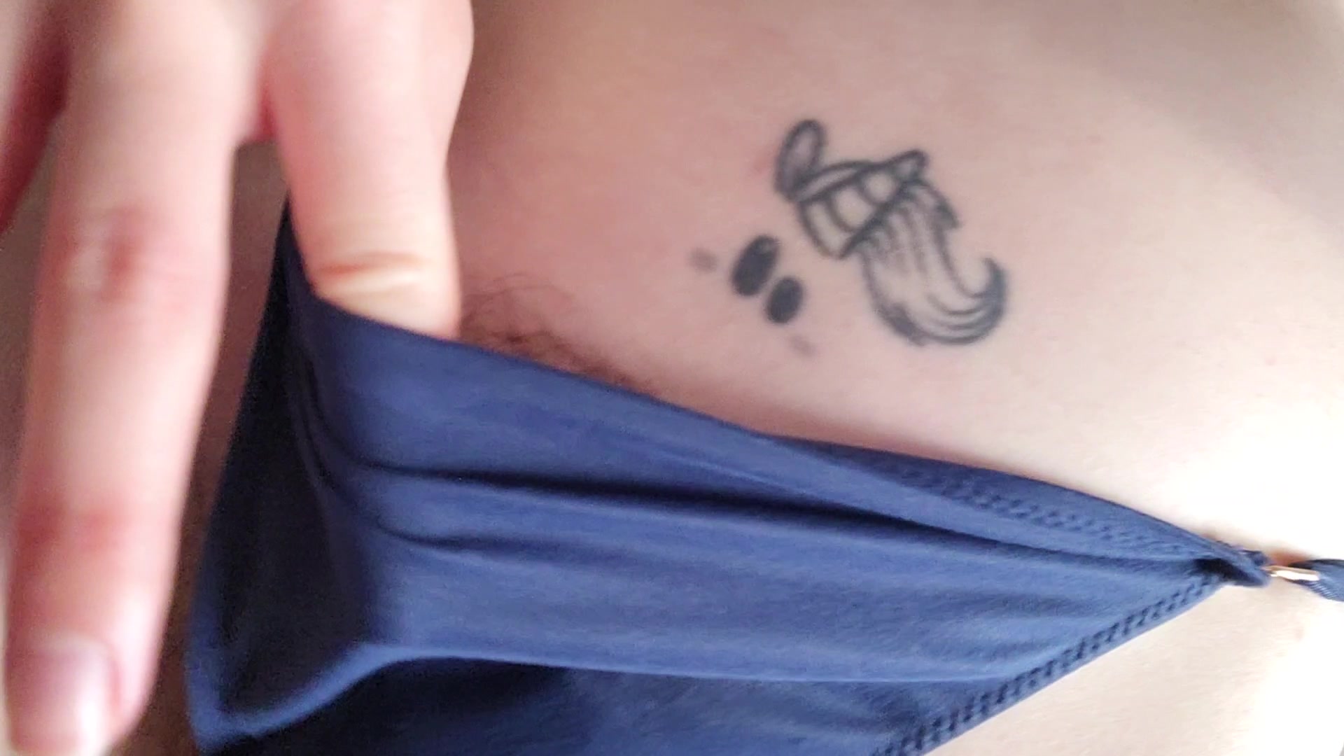 Daily Geilheit - Gebäck für dich! Nicht lange schnackeln fackeln, sondern gleich den Milchshake wackeln! Dem Fitness Girl braucht Proteine!
100% echte, reallife, Amateur Videos, kein gestelltes Theater.
Echte Frau, wie von Nebenan, kein Plastik