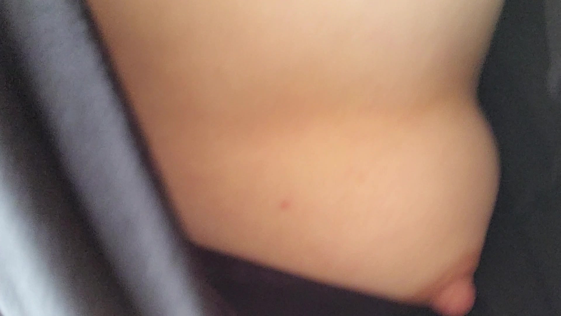 Nicht lange schnackeln fackeln, sondern gleich den Milchshake wackeln! 
Eigentlich ist es bei mir ja schon Standard, dass ich oben ohne draußen bin.
100% echte, reallife, Amateur Videos, kein gestelltes Theater. Echte Frau, wie von Nebenan, kein Plastik