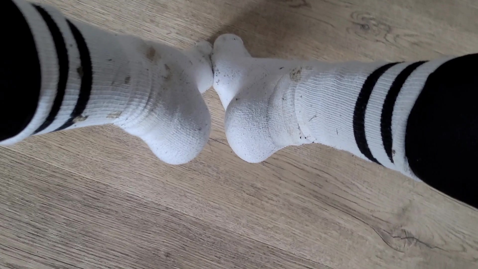 Bei meinem Spaziergang sind nicht nur meine Socken dreckig geworden...
100% echter Amateur, echte Frau und echtes spontanes Video!