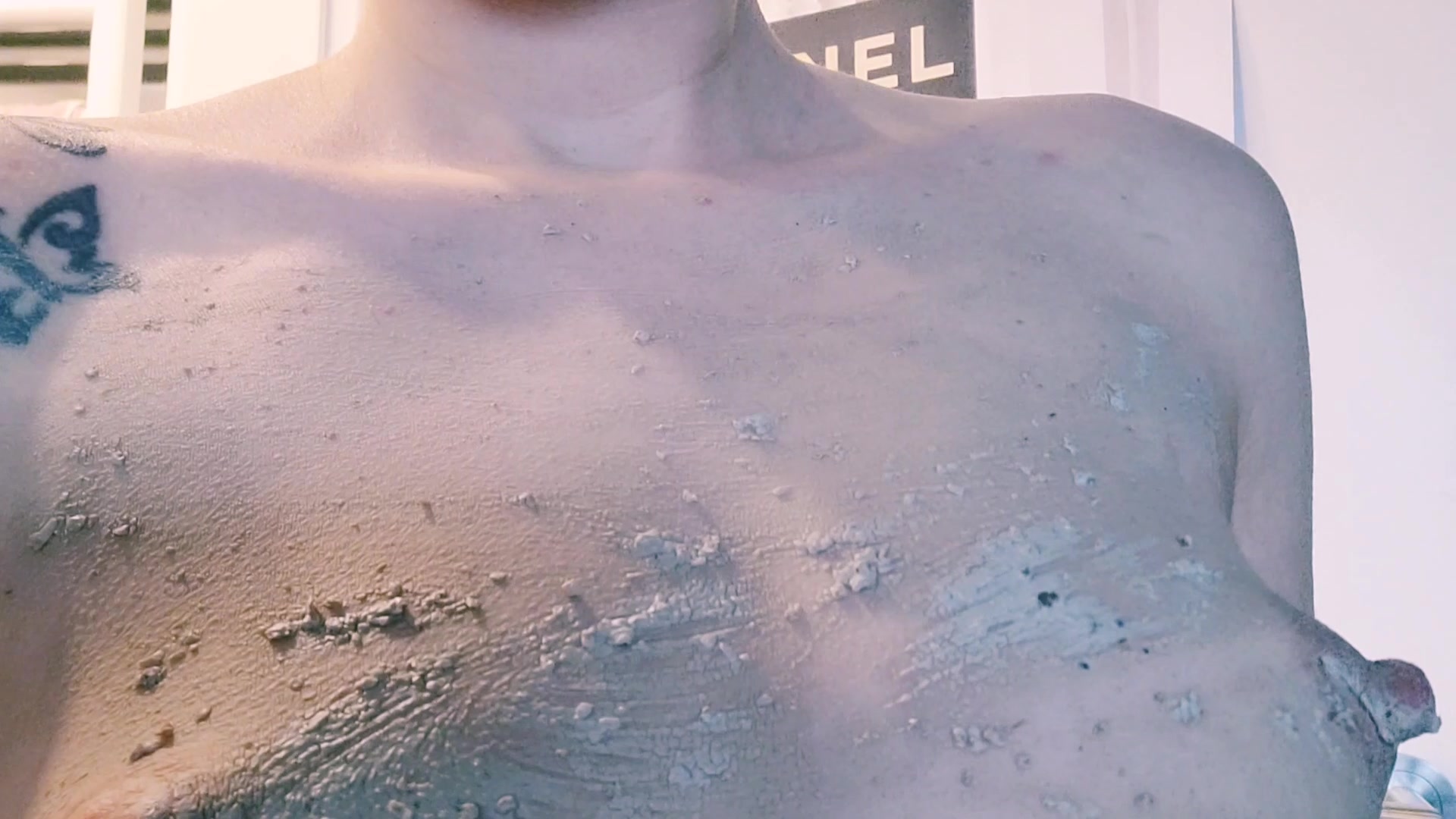 Nicht nur das Gesicht braucht ordentlich Pflege, sondern auch mein Arsch und meine Titten. Wann trägst du mir meine Bodymaske auf?
Meine Muschi muss auch schon wieder dringend gewaschen werden..