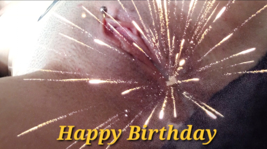 Der kleine Engel hat deinen Wunsch erhört.... oder eher das kleine Teufelchen? 
Hab einen schönen Geburtstag. Küsschen