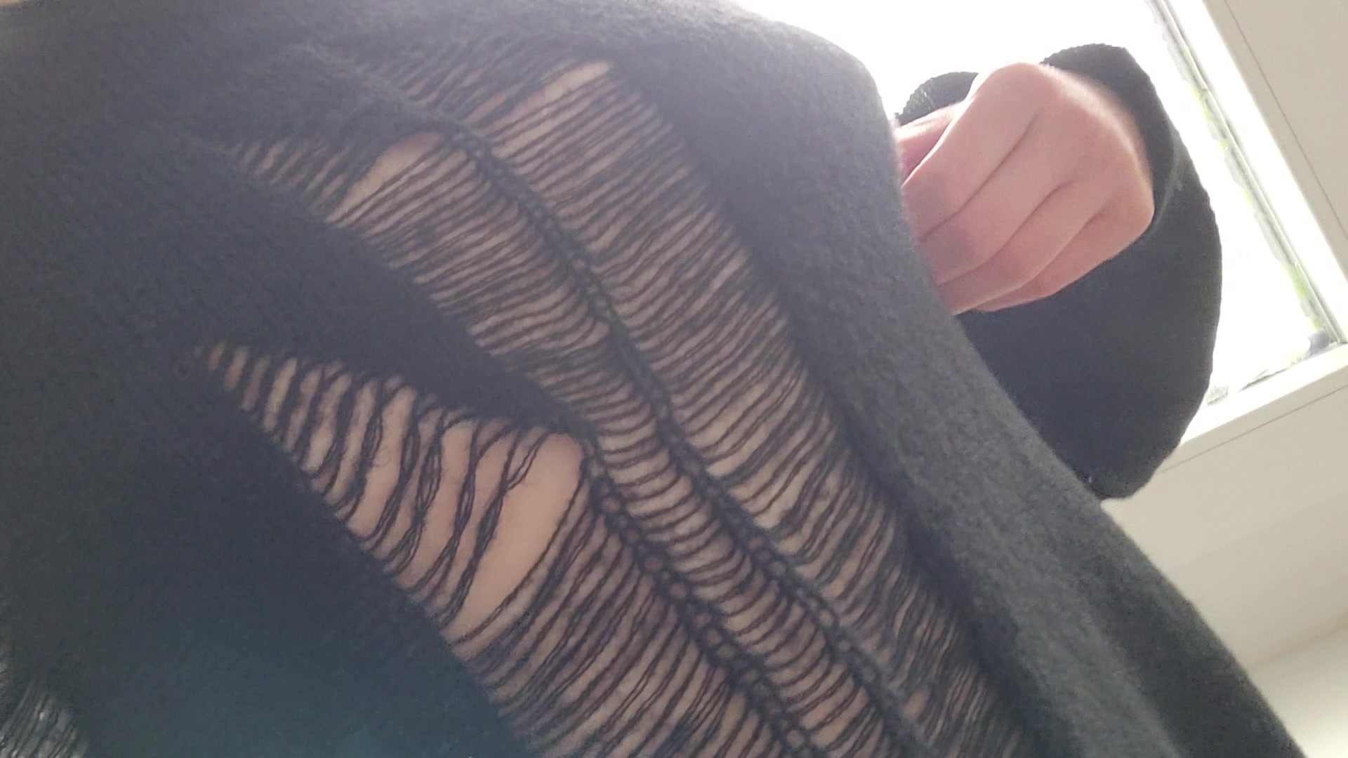 Heute habe ich mal einen Sichtschutz an meine Fenster gemacht, denn  ich will ja dem Nachbarn keine private Show bieten sondern nur dir :)! Denkst du der Schutz reicht aus? 
Hab schon wieder meine Toys versaut, welches würdest du mir als erstes in die Muschi schieben?